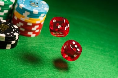 Live croupier at roulette table streamed on izibet777 mobile app